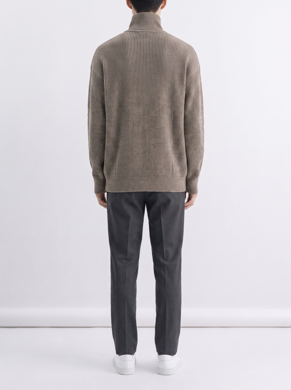 Ribbestrikket cardigan med høy hals og knapper — Brun#farge_brun