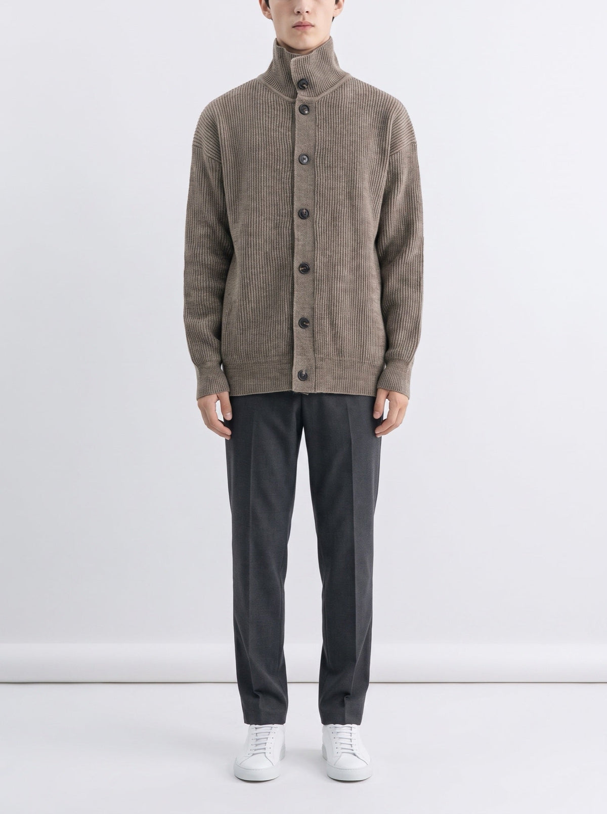 Ribbestrikket cardigan med høy hals og knapper — Brun#farge_brun