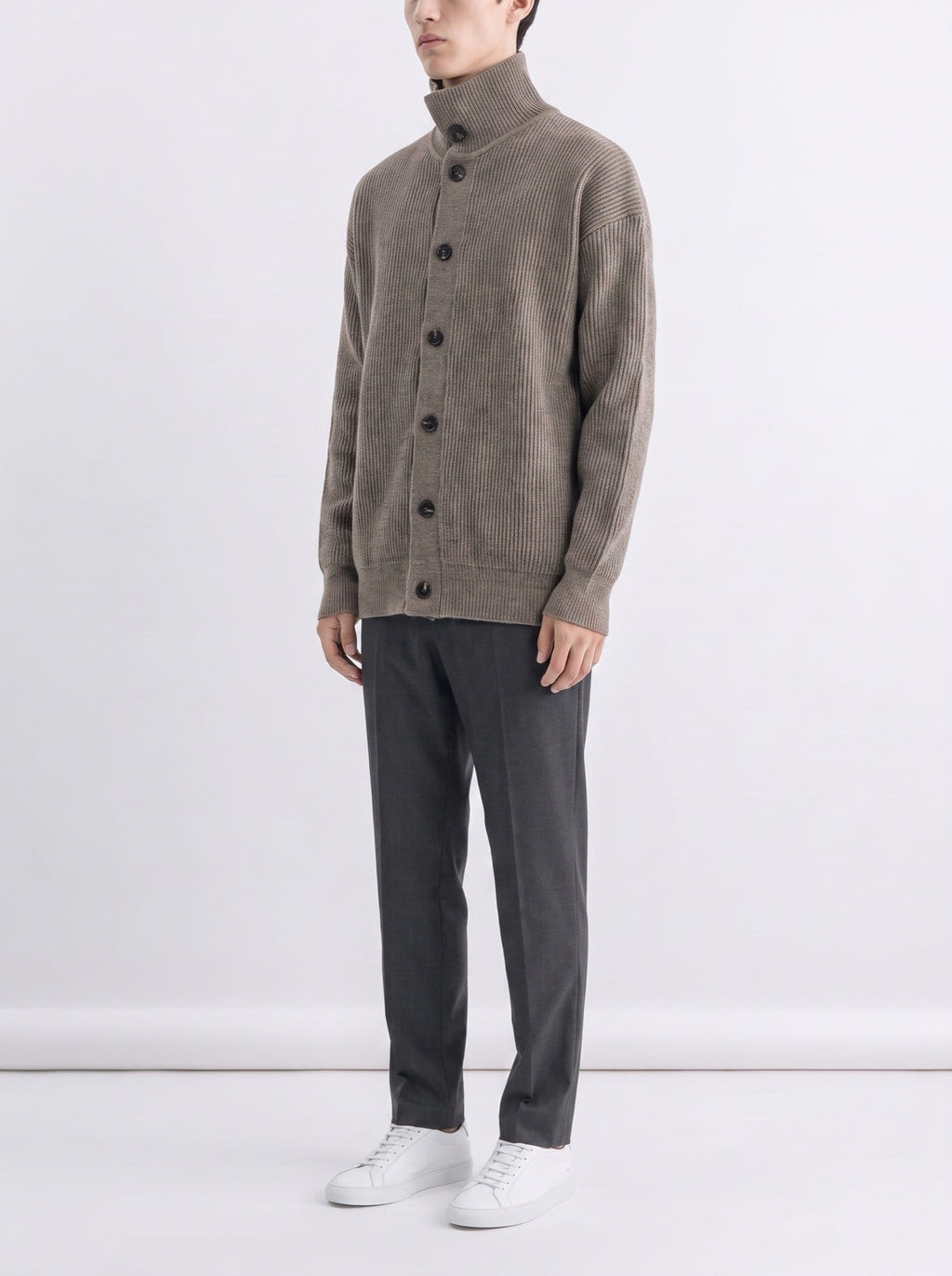 Ribbestrikket cardigan med høy hals og knapper — Brun#farge_brun