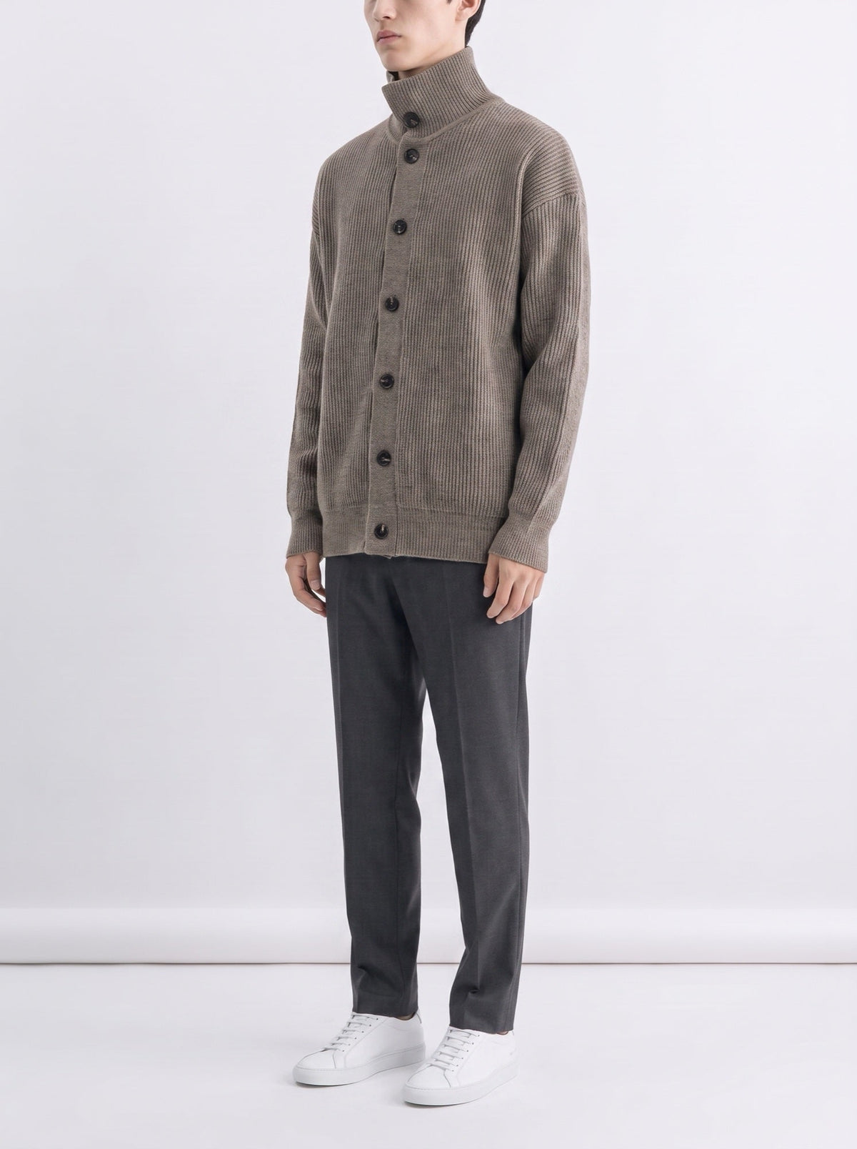 Ribbestrikket cardigan med høy hals og knapper — Brun#farge_brun