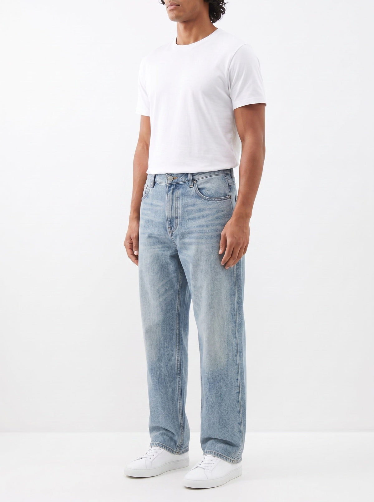 Avslappnade jeans i tvättad denim